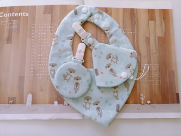 【5日內出貨】水獺 彌月禮物 圍兜 奶嘴夾 平安符袋  心型圍兜