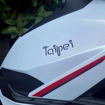 反光屋FKW 台灣 車貼 汽車貼紙 機車貼紙 防水車貼 TAIWAN 反光貼紙 銀白/黑色 防水耐曬 科技城市