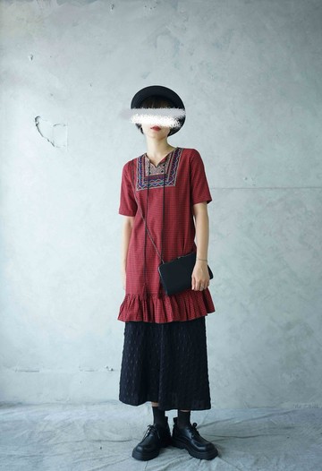尋寶古著-英倫紅格紋開襟民俗風刺繡領寬袖棉質長版洋裝