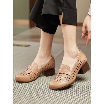 真皮媽媽鞋夏季涼鞋中跟粗跟寬腳鏤空單鞋中年軟底透氣洞洞皮鞋女