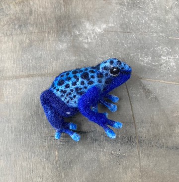 藍色箭蛙複製品胸針 明亮可愛爬行動物別針 針氈飾品
