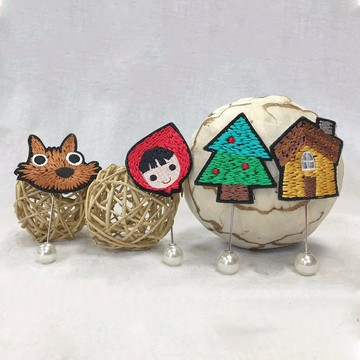 手工刺繡長尾珍珠別針/胸針 -小紅帽大野狼小木屋可愛樹春天來了