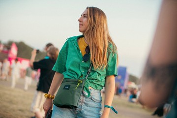 Pacsafe GO 防盜斜背收納包 3.5L可收納7吋平板 綠色 #35125