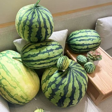 桃園出貨✨3D立體仿真大西瓜抱枕，夏季水果造型毛絨玩偶，客廳沙發靠墊，臥室和汽車午睡枕，可愛家居裝飾品，柔軟抱枕。