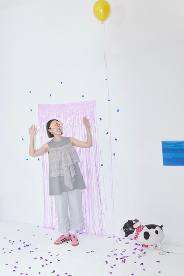 胸前點綴灰背心