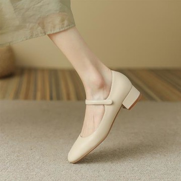 復古圓頭單鞋女中跟2024年春款一字扣瑪麗珍奶茶色軟皮簡約女鞋子