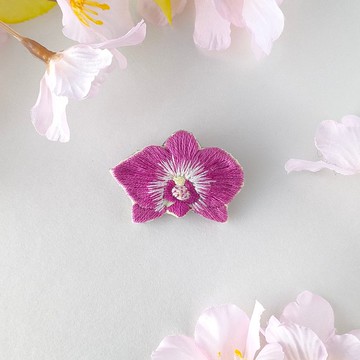 紅色蘭花刺繡胸針