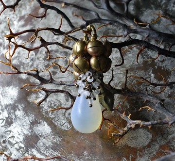 白色婚禮珠與飽滿鈴鐺、月光石、阿富汗零件的墜飾