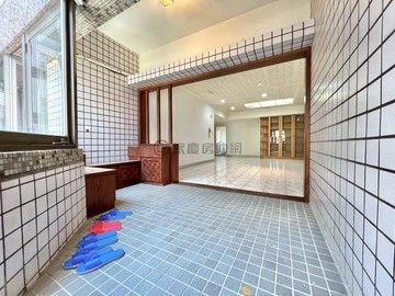 由鉅建設｜西區｜聖家族｜入門玄關+大三房+坡道平面｜台中市西區五權七街