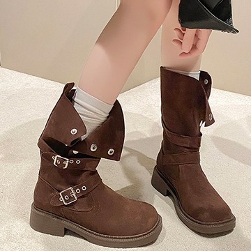 【現貨出清】中筒靴．個性絨面雙帶排釦圓頭粗跟靴．白鳥麗子