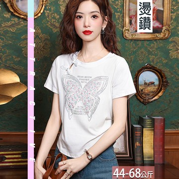 圓領雙盤釦蝴蝶字母燙鑽壓褶上衣 M-2XL【665147X】【現+預】☆流行前線☆