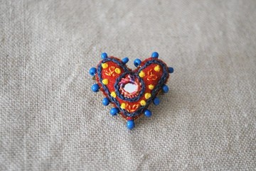 迷你愛心鏡面刺繡胸針 - 紅色・藍色珠飾