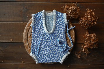 適合新生女孩的藍色連身衣：小女孩的完美服裝