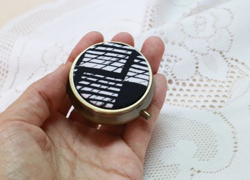 黑與白 古銅款 圓形 分格藥盒 迷你 隨身攜帶 小物 收納盒 藥盒