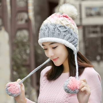 【幸福揚邑】雙吊球造型雙層保暖護耳小顏拚色毛球針織毛線帽-灰
