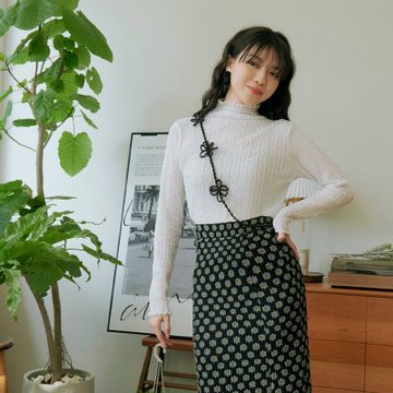 OB嚴選-彈力點點織紋木耳邊高領上衣《AB19624-》
