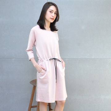 秋裝∣厚紡繡標連身洋裝(粉)