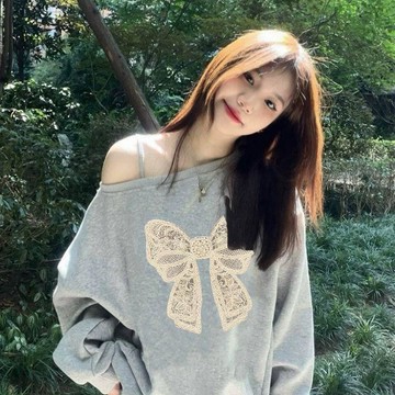【露肩設計】美式街頭學院風露肩衛衣 女裝上衣 2026秋冬新款 黑色寬鬆斜領上衣 設計感