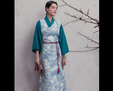 【向云端】新中式復古藏風 暈染肌理V領連衣裙