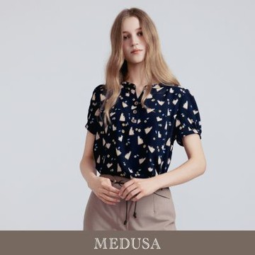 現貨【MEDUSA 曼度莎】深藍趣味花樣鈕釦雪紡上衣（M-2L）｜女雪紡上衣 短袖上衣 休閒上衣