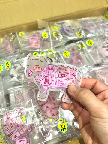可以一口吃下！美味牛牛壓克力吊飾