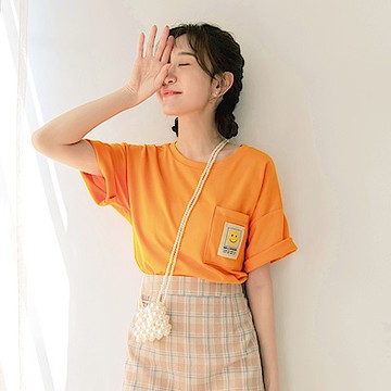 快乾口袋織標印花前短後長短袖上衣-OB嚴選