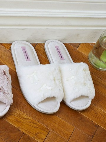 毛絨感蝴蝶結珍珠綴飾室內拖鞋(8A43Z9M0400) - Maison de FLEUR