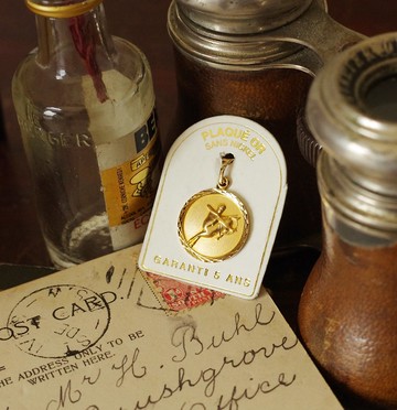 老又好古董珠寶 法國製霧面啞光金人馬座射手座浮雕星座圓形墜子