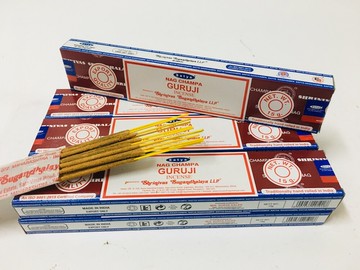 [綺異館] 印度香 賽巴巴 心靈導師 花香調和 15g Satya GURUJI 線香 另售印度皂