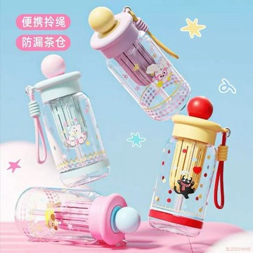 桃園出貨✨2026新款兒童塑料水杯女茶水分離吸管大容量卡通圖案學生提繩水杯