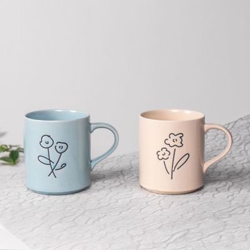 上作美器 日本製小花米白色、湖水藍馬克杯雙人組(兩件300ml/水杯/茶杯/咖啡杯)