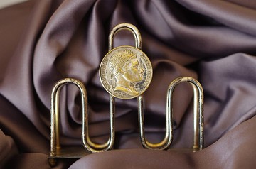 老又好古董珠寶 銀色義大利羅馬錢幣教堂置物架 W285P