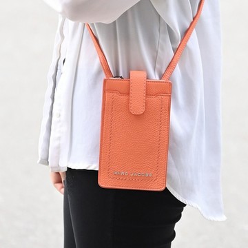 MARC JACOBS 金屬LOGO釦式斜背卡片手機包(甜瓜橘)