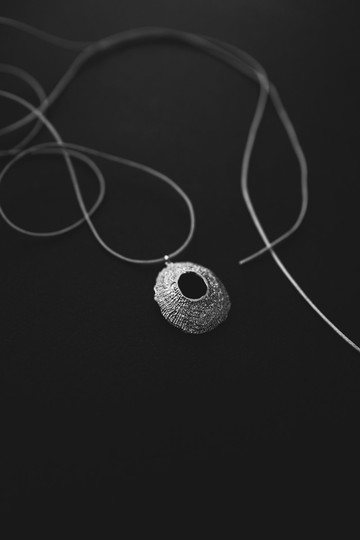 由黄铜制成的海蜗牛形吊坠