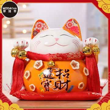 MODACore 摩達客 - ◉春節開運招財◉8.5吋橘色招財進寶招財貓(含坐墊)_撲滿存錢桶擺飾桌飾