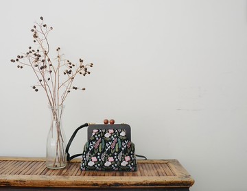 黑色系 刺繡設計 復古可愛木質口金包 斜挎手拿