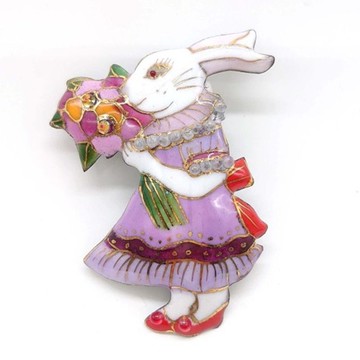 日式都會風格白兔（藤色洋裝與花束）琺瑯彩胸針