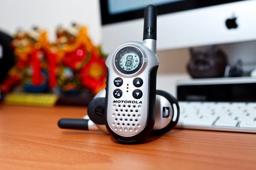 【 福利品有刮傷】MOTOROLA 迷你造型無線遠距離對講機 T4【一組2隻】