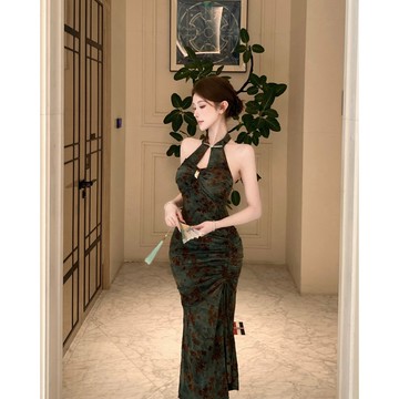 【桃喜Rich女裝】綠色旗袍 新中式連身裙 國風洋裝 宴會洋裝 夏裝新款植絨抽繩修身顯瘦長裙 性感露背掛脖旗袍