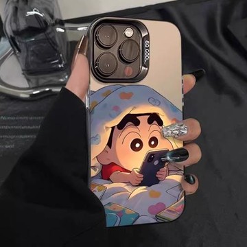 躲被窩小新適用蘋果16promax手機殼卡通情侶創意iphone15pro彩繪新款14磨砂硅膠13高級感12全包防摔16保護套