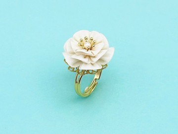 蓬鬆八重櫻純白戒指・白色・つまみ細工・日式・和服・春・袴・畢業典禮・成人禮・浴衣・煙火・賞花・日式小物・正式場合・入園・入學・派對