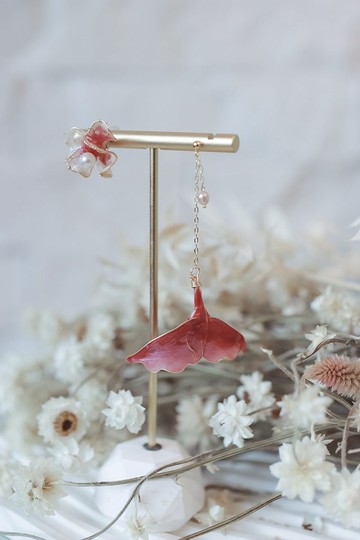 簡約浪花鯨色尾巴 不對稱耳環淡水珍珠水晶花樹脂花耳環耳夾