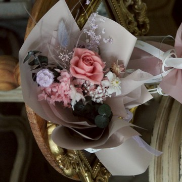 【& Grace Flower永生花禮花藝店】奶茶粉永生玫瑰雛菊花束  永生花 送禮 質感 氣氛 節日送禮 禮物