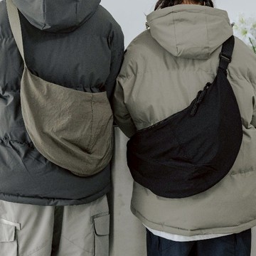 【YIJIAYI】半月包 月亮包 水餃包 日系 肩背包 斜背包 防潑水 大容量包包 (80649)