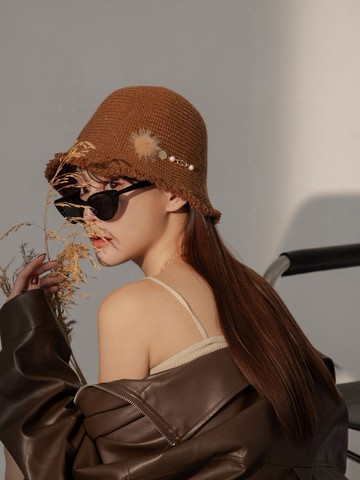 住在斑比家。MUCHAT手作毛球珍珠編織漁夫帽 (咖)