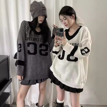 La Belleza減齡休閒風V領滾邊SC英文字印花保暖毛料長版寬鬆針織毛衣