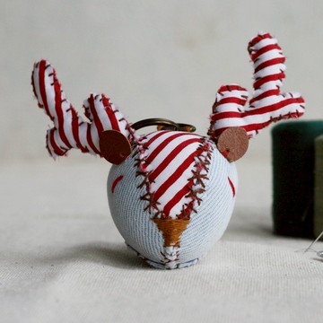 【布完美】丹寧麋鹿 手縫吊飾/鑰匙圈_紅白牛奶糖_豆豆眼