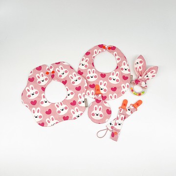 【 小熊比比】甜心粉紅兔圍兜平安符袋奶嘴鏈彌月組