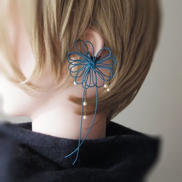 單邊耳骨夾，垂墜著線繩