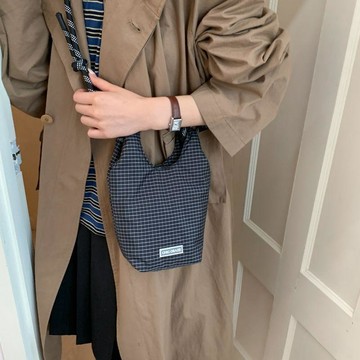 新品下殺價 限時特賣 戶外 運動 單肩包 斜挎包 簡約格子水桶包包女單肩通勤水杯包小衆包包手機包旅行爬山斜挎包嚴選
